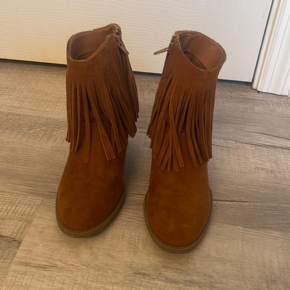 Fringe suede ankle boots 7.5